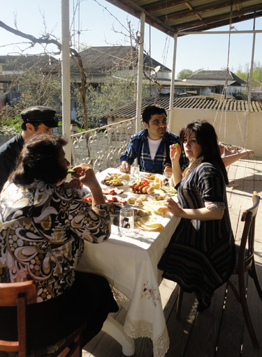 "Sehrli xalat" geyinən ulduzlar "yun didib", "toyuq-cücə yemləyib" "ağac bellədilər" (FOTO)