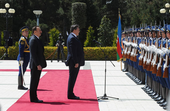 Ukrainian President officially welcomed in Azerbaijan (PHOTO)