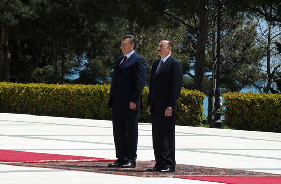 Ukrainian President officially welcomed in Azerbaijan (PHOTO)
