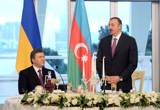 Azerbaijani President hosts official reception in honor of Ukrainian President (PHOTO)
