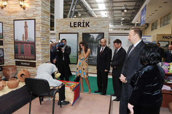Президент Азербайджана и его супруга ознакомились с 10-й Азербайджанской международной выставкой туризма и путешествий AITF-2011 и 2-й Общереспубликанской выставкой внутреннего туризма (версия 2) (ФОТО)