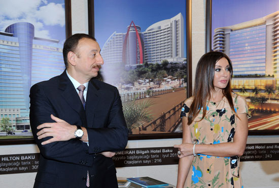 Президент Азербайджана и его супруга ознакомились с 10-й Азербайджанской международной выставкой туризма и путешествий AITF-2011 и 2-й Общереспубликанской выставкой внутреннего туризма (версия 2) (ФОТО)