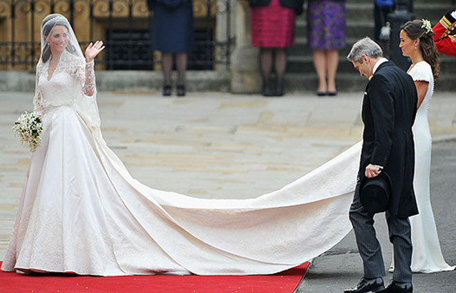 Свадебное платье Кейт Миддлтон выставили в Букингемском дворце (фотосессия)