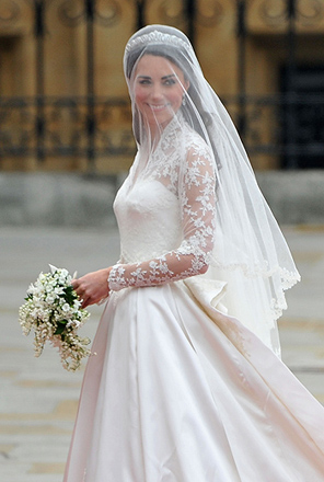 Kate carries "sweet William" in her bouquet