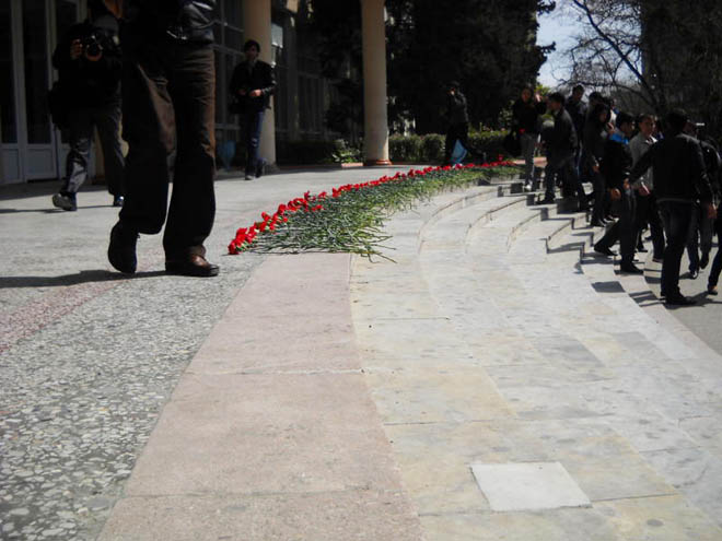 Azerbaijani youth commemorates anniversary of tragedy in Azerbaijan State Oil Academy (PHOTO)