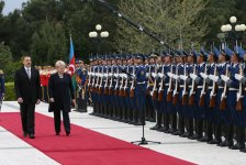 Lithuanian President officially welcomed to Azerbaijan (PHOTO)