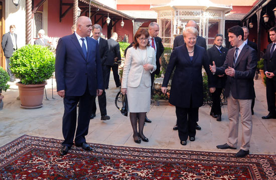 Litva Prezidenti Azərbaycan xaıçaları ilə tanış olub (FOTO)