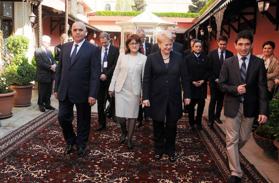 Litva Prezidenti Azərbaycan xaıçaları ilə tanış olub (FOTO)