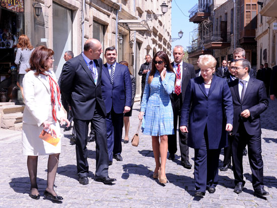 Lithuanian President and Azerbaijan's First Lady tour historic core of Baku (PHOTO)