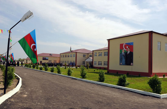 Azərbaycan Prezidenti Sabirabad rayonunda əsaslı təmir edilmiş orta məktəbin binası ilə tanış olub (FOTO)