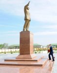 Azerbaijani President visits monument to national leader Heydar Aliyev in country's Sabirabad region (PHOTOS)