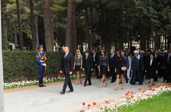 Azərbaycan Prezidenti və xanımı ümummilli lider Heydər Əliyevin məzarını ziyarət ediblər (ƏLAVƏ OLUNUB) (FOTO)