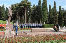 Azərbaycan Prezidenti və xanımı ümummilli lider Heydər Əliyevin məzarını ziyarət ediblər (ƏLAVƏ OLUNUB) (FOTO)