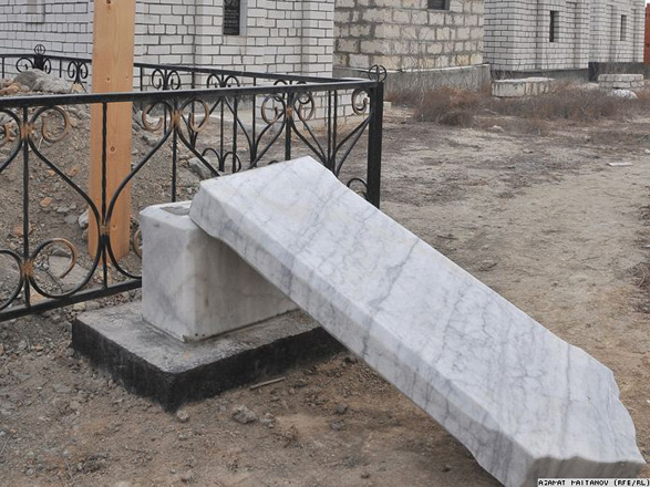 Вандалы вновь перевернули надгробия на кладбище солдат СС и красноармейцев в Эстонии
