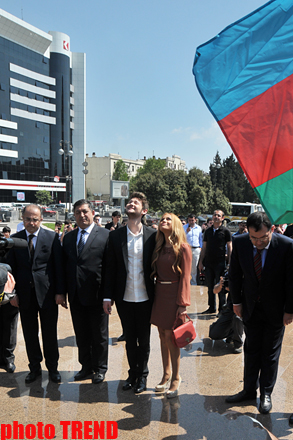 "Avroviziya 2011" müsabiqəsinin qalibləri ümummilli lider Heydər Əliyevin abidəsi önünə gül qoyublar (FOTO)