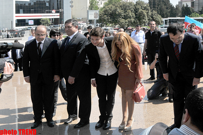 "Avroviziya 2011" müsabiqəsinin qalibləri ümummilli lider Heydər Əliyevin abidəsi önünə gül qoyublar (FOTO)