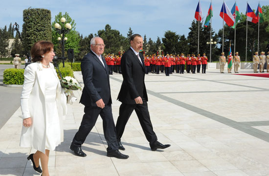 Çexiya Prezidenti Vatslav Klausun rəsmi qarşılanma mərasimi olub (FOTO)