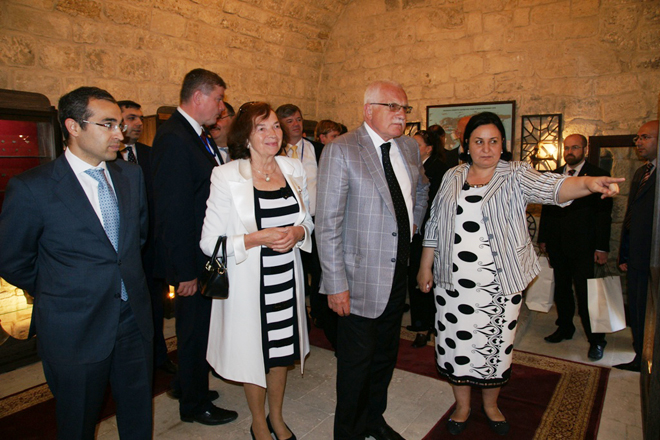 Президент Чехии прогулялся по Ичери Шехер (фотосессия)