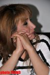 Ханендэ Эльнара Абдуллаева расплакалась перед журналистами (фотосессия)