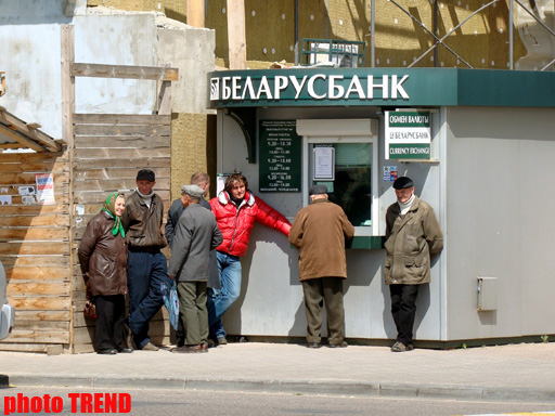 Нацбанк Белоруссии разрешил платить долларами за топливо и туристические услуги