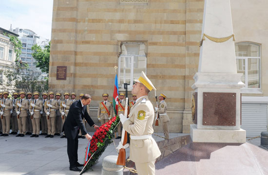 Azerbaijani President visits monument to Azerbaijan Democratic Republic (PHOTO)