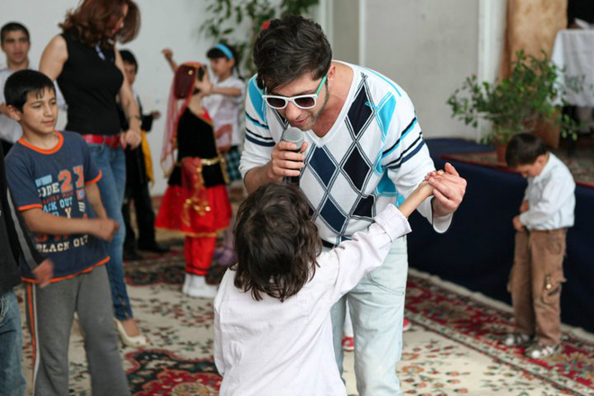 Азербайджанские шоу-звезды провели акцию "Подари ребёнку чудо!" (фотосессия)