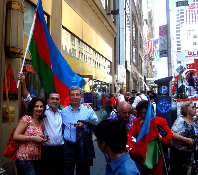 Праздничное шествие с азербайджанскими флагами на улицах Нью-Йорка (видео-фотосессия)