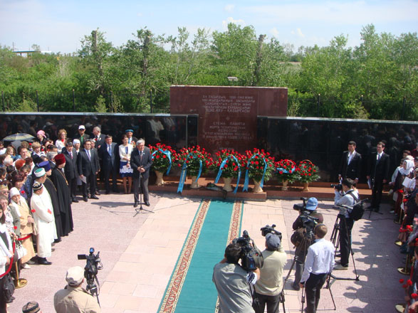 В Казахстане открыт памятник азербайджанским женщинам-жертвам репрессий (фотосессия)