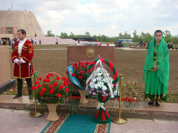 В Казахстане состоялось открытие памятника азербайджанским женщинам-жертвам репрессий (ФОТО)