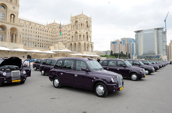 Azerbaijani President inspects new Baku cabs (PHOTO)
