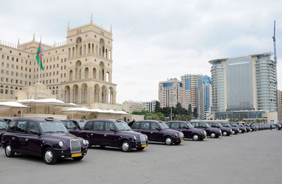 Президент Азербайджана Ильхам Алиев ознакомился с доставленными в Баку новыми автомобилями (ФОТО)