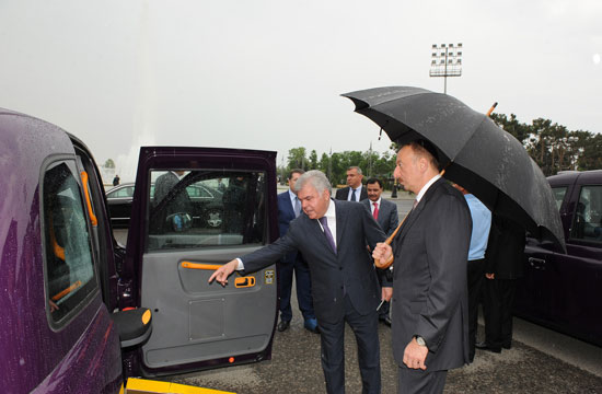 Azerbaijani President inspects new Baku cabs (PHOTO)