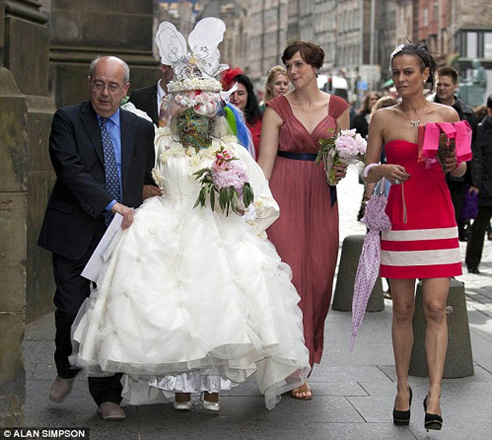 Самая пирсингованная женщина в мире вышла замуж (фотосессия)