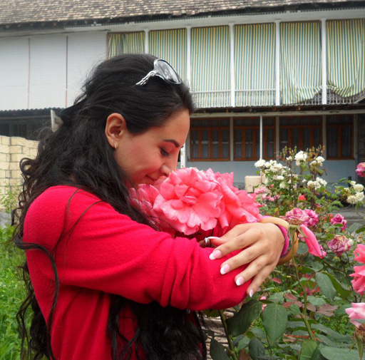 Ведущая и певица Хаяла Манафлы утопает в прекрасном саду - толкование цветов  (фотосессия)