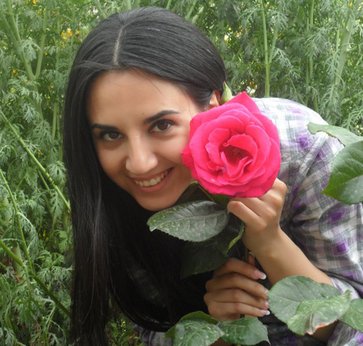 Ведущая и певица Хаяла Манафлы утопает в прекрасном саду - толкование цветов  (фотосессия)