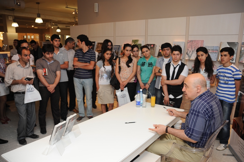 Чингиз Абдуллаев провел встречу с читателями в Книжном центре АДА (ФОТО)