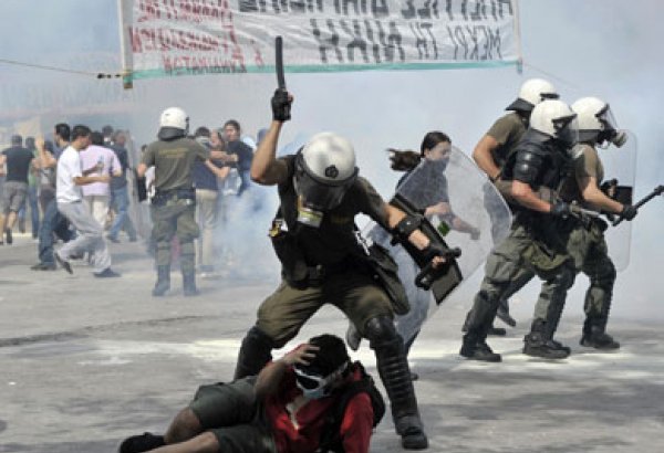 Столкновения демонстрантов с полицией произошли в ходе акций протеста в Афинах