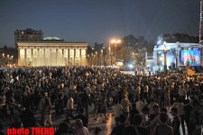 Праздничный концерт и салют в Баку в честь Дня национального спасения (фотосессия)