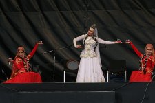 "Белые ночи" Азербайджана в Перми - "красный человечек" и зажигательные танцы (фотосессия)