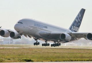 Пассажиры, совершившего аварийную посадку самолета из Сингапура, вылетели из Баку другим рейсом