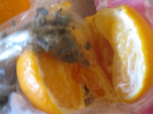 Апельсин с наркотиками для азербайджанского заключенного (фотосессия)