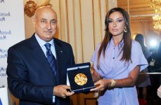 Azərbaycanın birinci xanımı Mehriban Əliyevaya Krans Montana Forumunun Qızıl medalı təqdim olunub (FOTO)