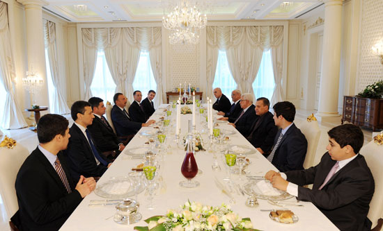 Azerbaijani President hosts official reception in honor of Palestinian President