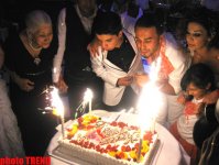 Сархан Керемоглу отметил день рождения сына и накормил пуделя тортом (видео-фотосессия)
