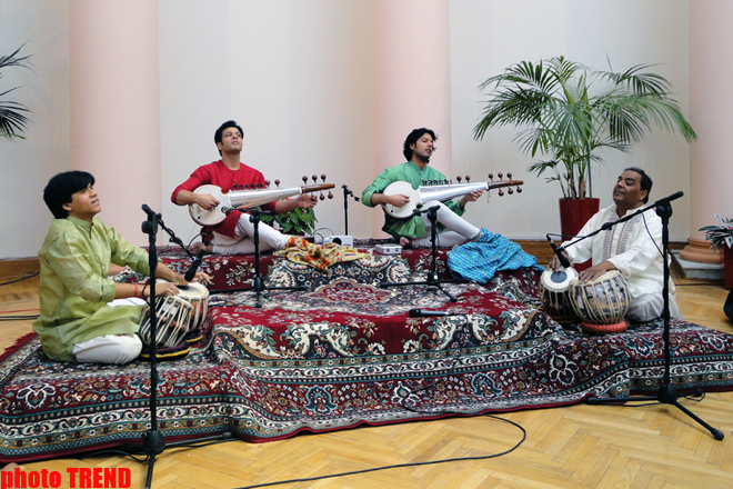 В Баку прошел концерт индийского ансамбля (фотосессия)