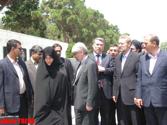 Iran's top official visits Alley of Martyrs and Alley of Honors (PHOTO)