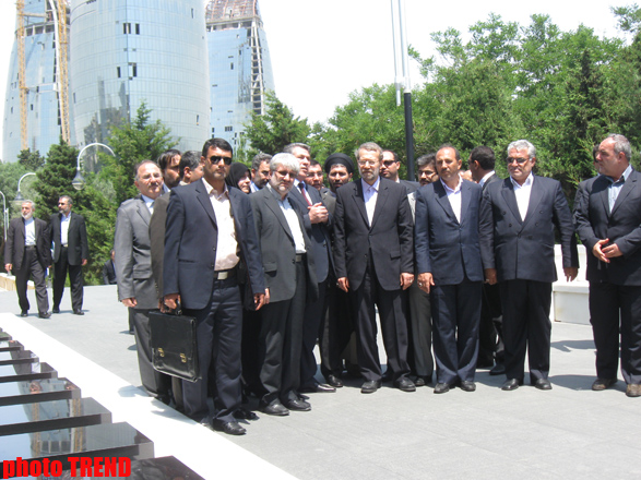 İran parlamentinin spikeri Əli Laricani Fəxri xiyabanı və Şəhidlər xiyabanı ziyarət edib (FOTO)
