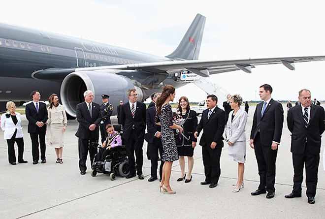 Принц Уильям и его супруга прилетели в Канаду (фотосессия)