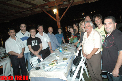Азербайджанских певцов в Турции встретили праздничным банкетом (фотосессия)