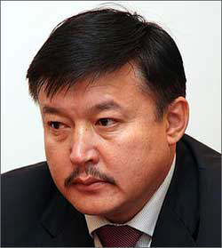 Kyrgyz Parliament speaker visits Honorary Cemetery